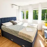 Great Flat Few Minutes From The Beach! * Pula