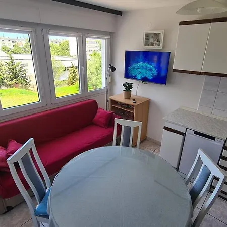 Great Flat Few Minutes From The Beach!