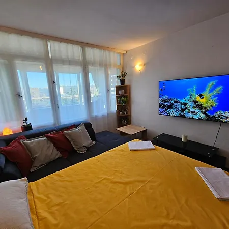 Great Flat Few Minutes From The Beach! דירה