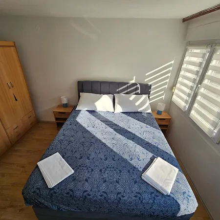 Great Flat Few Minutes From The Beach! * פולה