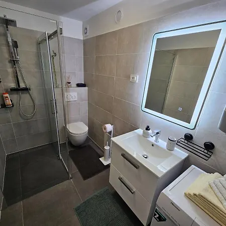 Great Flat Few Minutes From The Beach! بولا