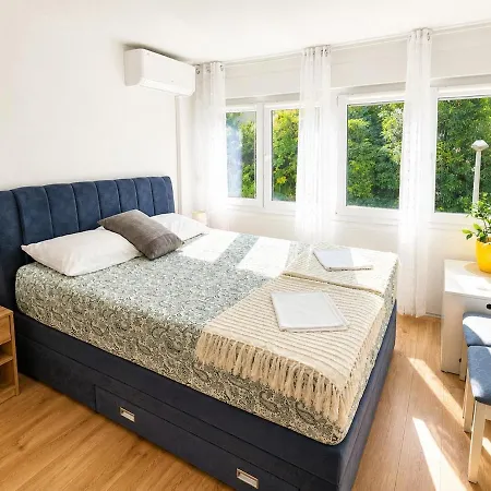Great Flat Few Minutes From The Beach! * بولا