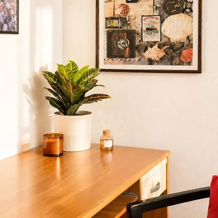 Great Flat Few Minutes From The Beach! شقة بولا