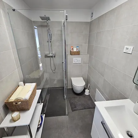 Great Flat Few Minutes From The Beach! بولا