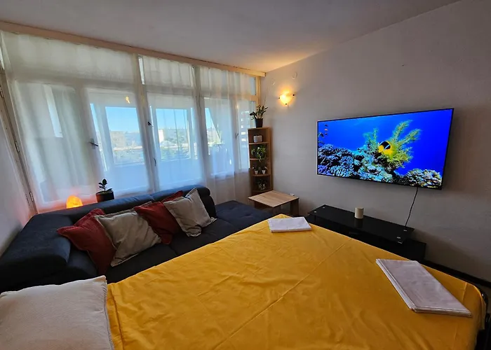 Great Flat Few Minutes From The Beach! Апартаменти