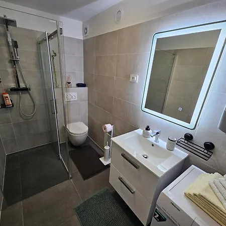 Great Flat Few Minutes From The Beach! *